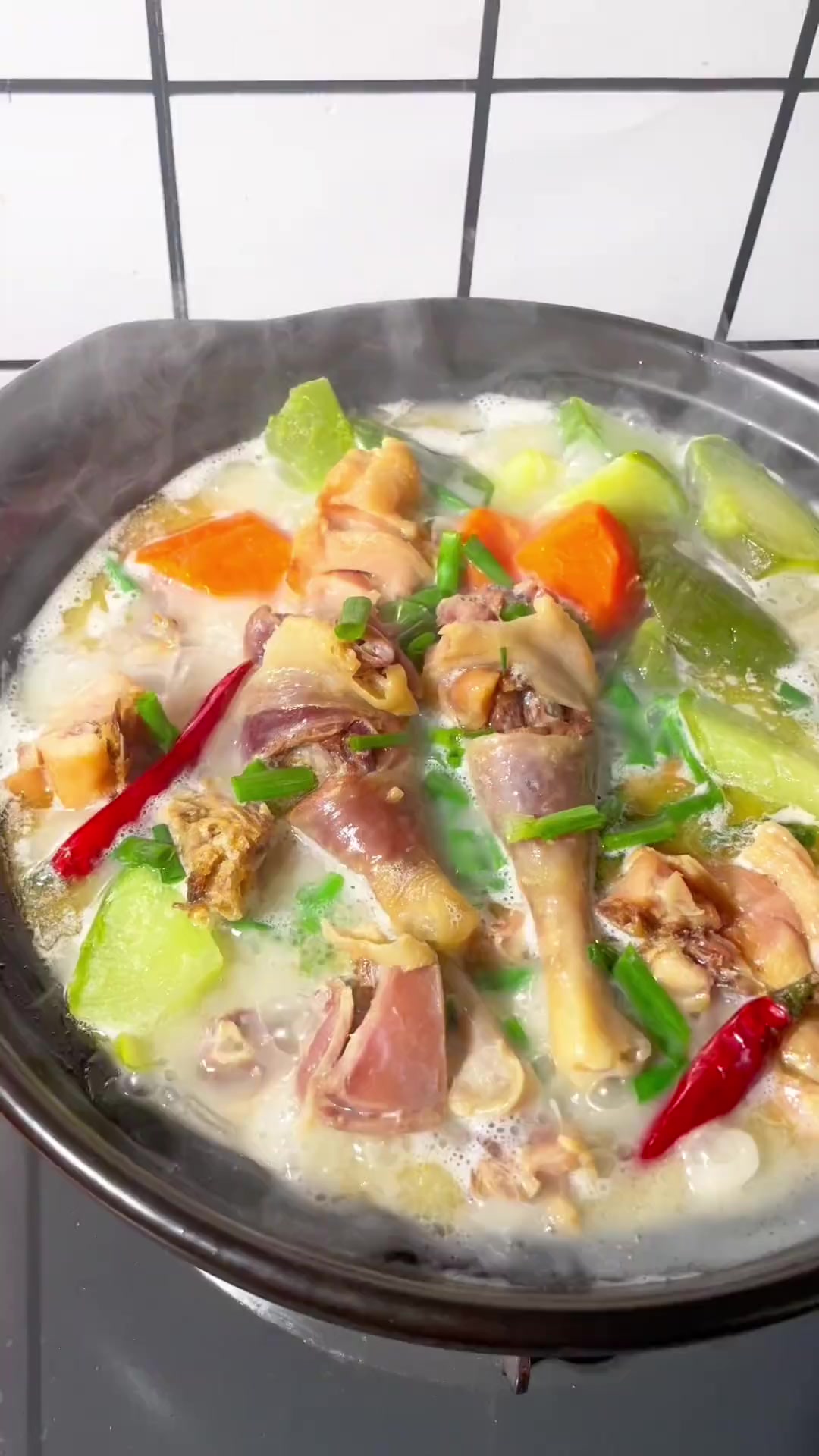 腊鸡炖萝卜腊鸡肉质紧实有嚼劲还是以前的味道,真是太香了