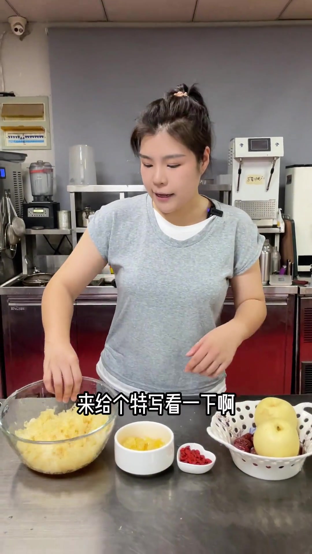 没有任何科技狠活的银耳雪梨小甜汤,冰冷的冬天来一碗,瞬间被温暖,赶紧学会了给心爱的ta做一