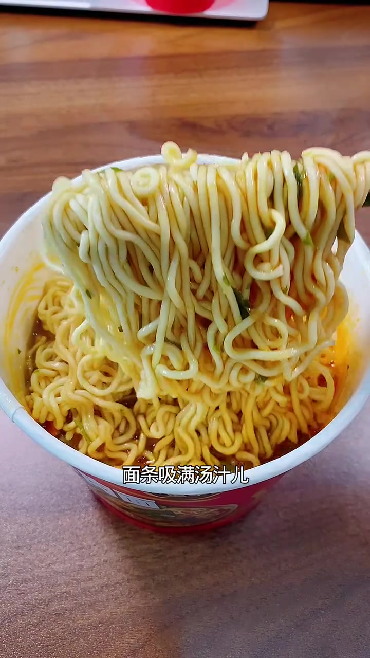 经典红烧牛肉面,到手6桶,算下来一桶一块多,饿了馋了随时来一桶