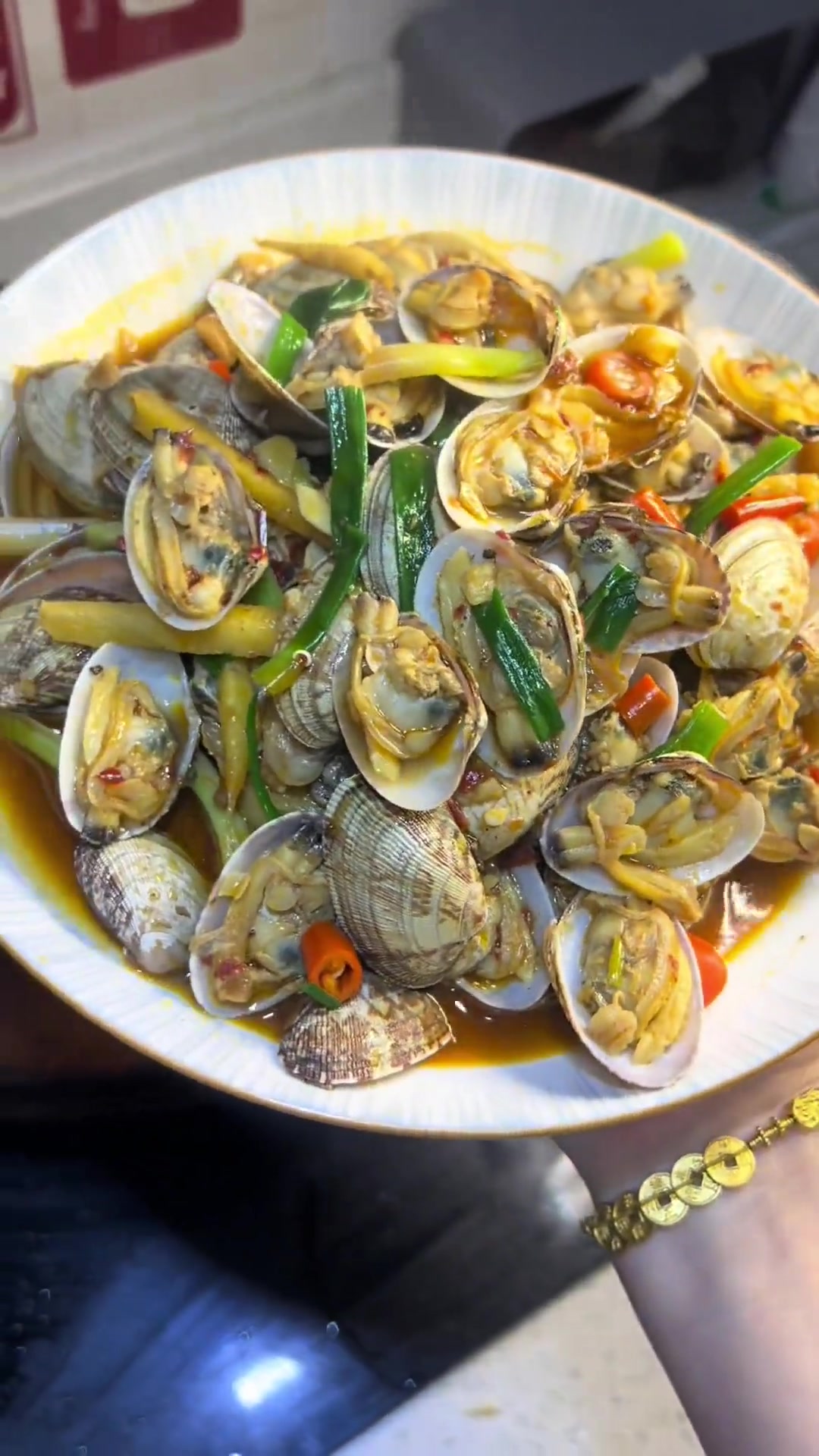 认真为家人做饭两小时,八个菜用俩锅