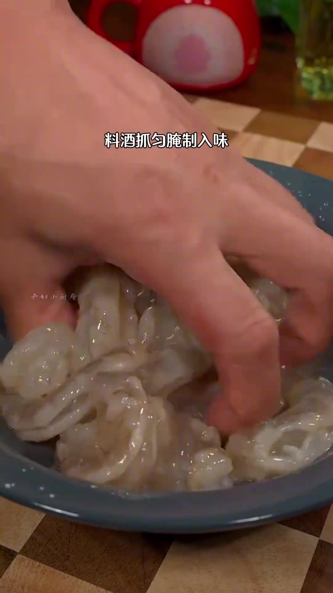 媳妇坐月子,青瓜炒虾仁做法简单又好吃