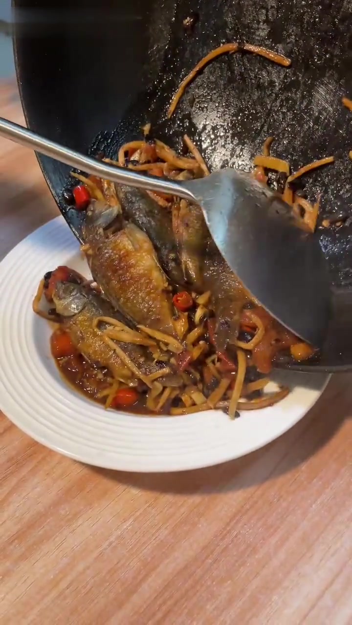 铁锅烹制老友禾花鱼