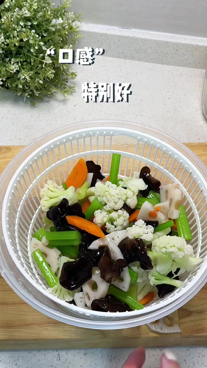 清香爽口凉拌素什锦，全家皆宜，尤其适合夏天