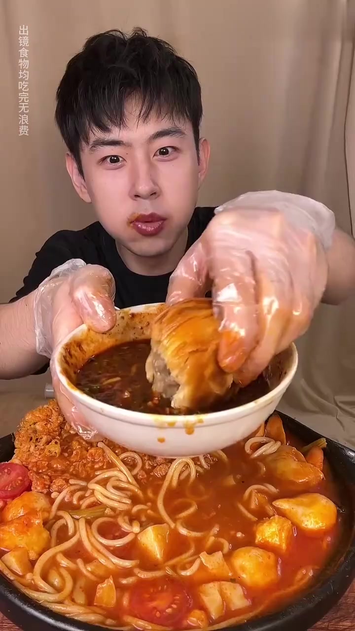 窑鸡金丝牛肉饼遇到炸蛋红酸汤粉!