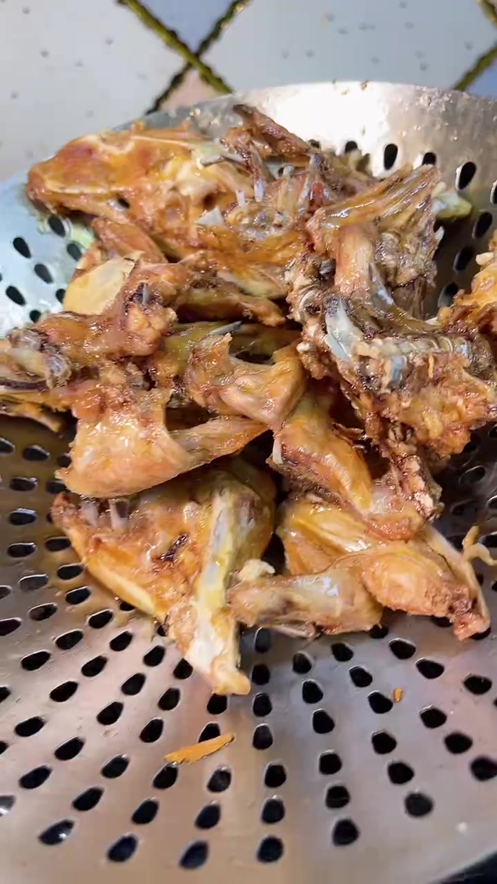 全家人都爱的鸡骨架做法,简单又超香!