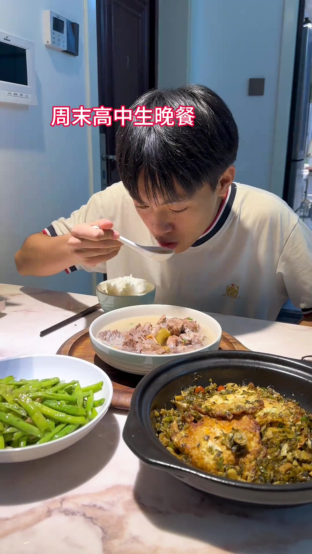 周末高中生晚餐:酸菜小笋荷包蛋与墨鱼排骨汤