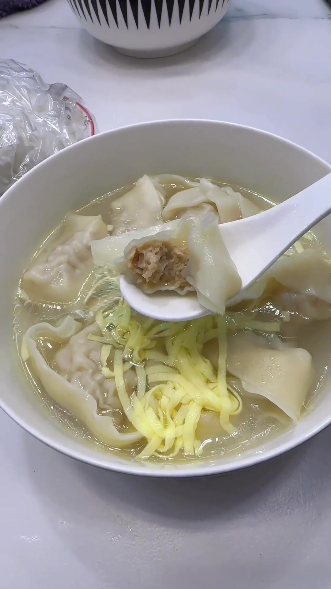 上海人爱吃吉香居榨菜心馄饨,鲜香脆爽