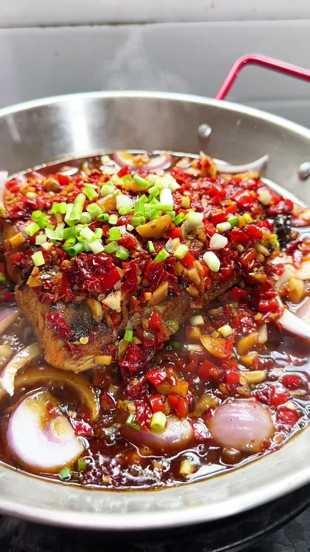 平锅香辣鱼块,上次剩鱼这样做,家人赞肉紧,搭臭豆腐更韵味