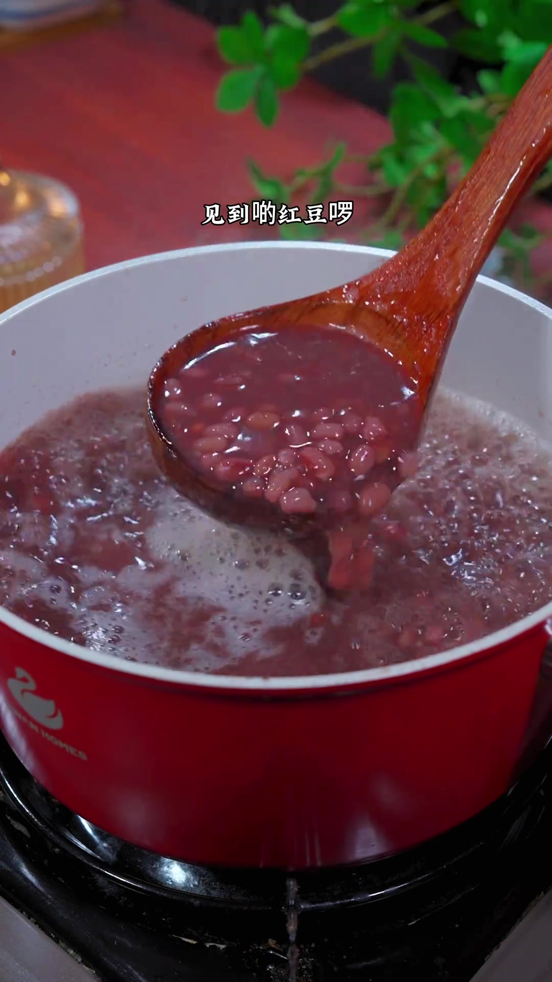 夏天女孩子宜多喝红豆椰汁西米露