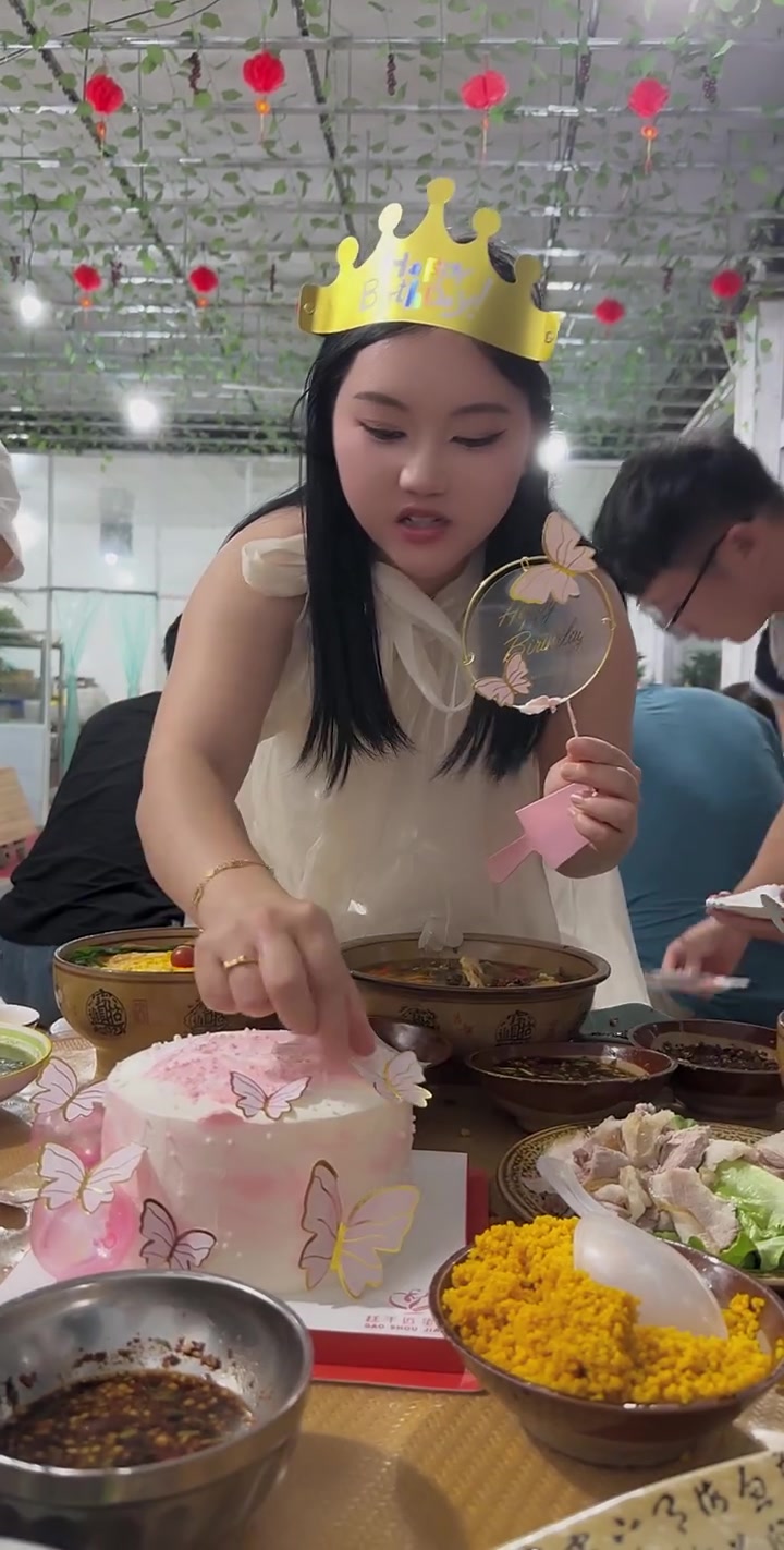 给小子和娘过生日,吃长寿面切蛋糕超欢乐!