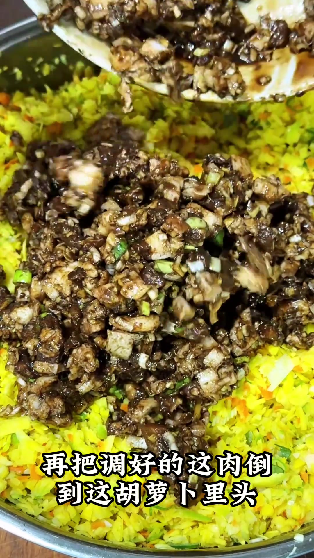 刚出笼的猪肉胡萝卜馅包子,超香超好吃,你喜欢吗?