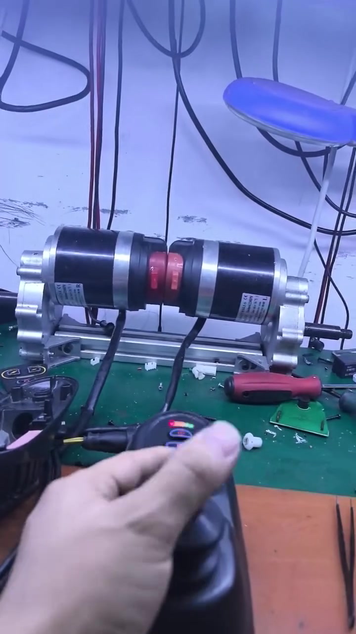 鱼跃电动轮椅的控制器,不开机的故障,轮友拆不动螺丝干脆把后壳给磨了