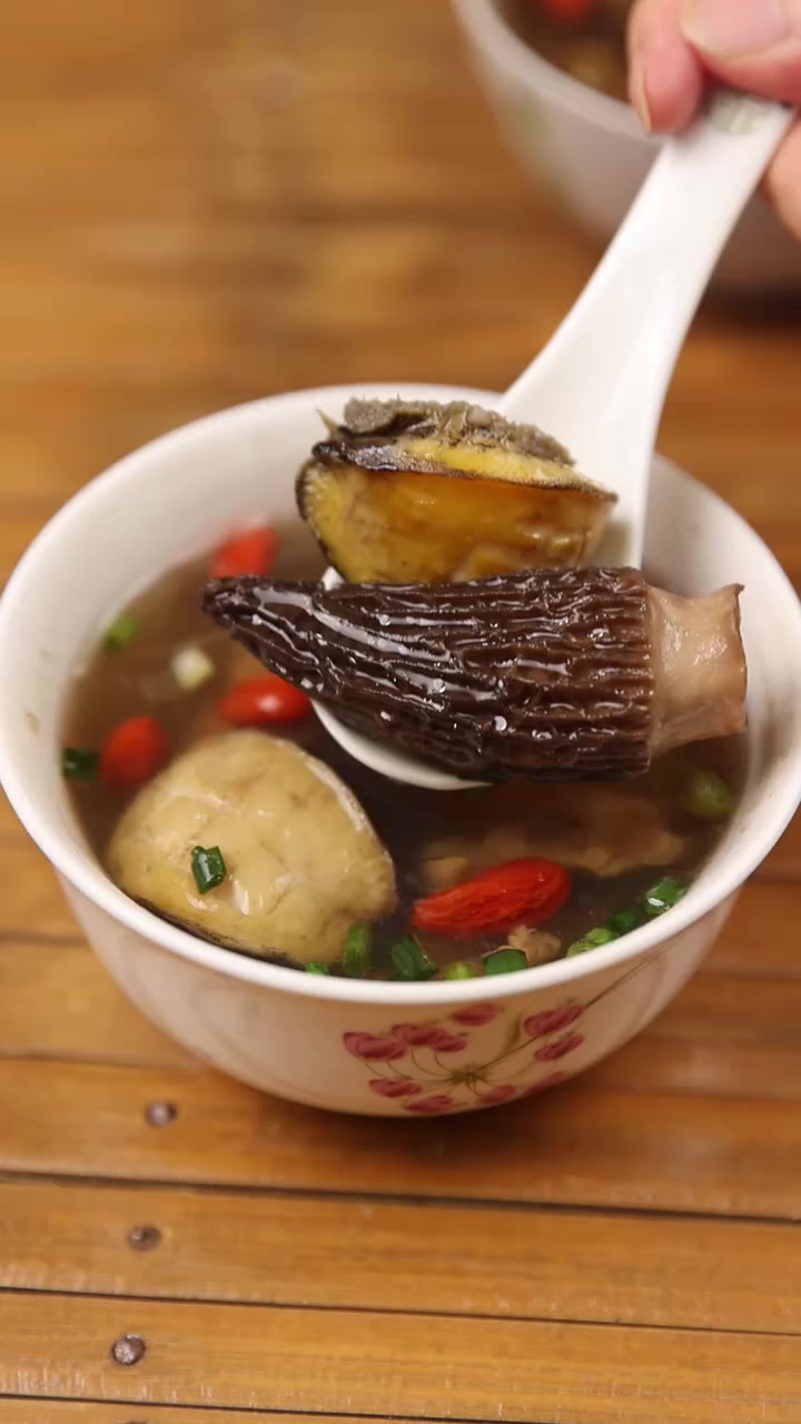 春季妈妈不知炖啥汤?试试羊肚菌鲍鱼排骨汤