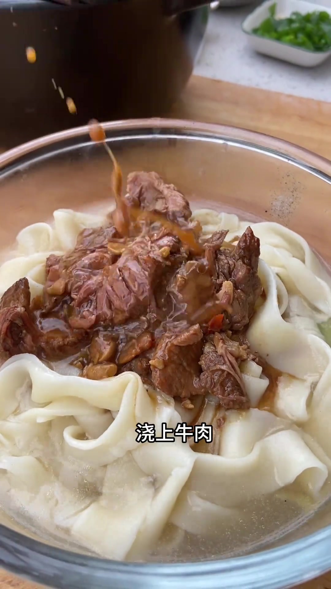 去河南一趟,妈妈学会做烩面,快来看看香不香