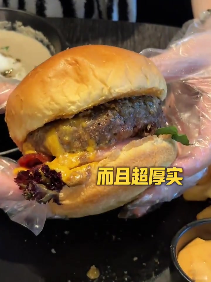 为蓝蛙的爆浆芝士牛肉汉堡心动100次!