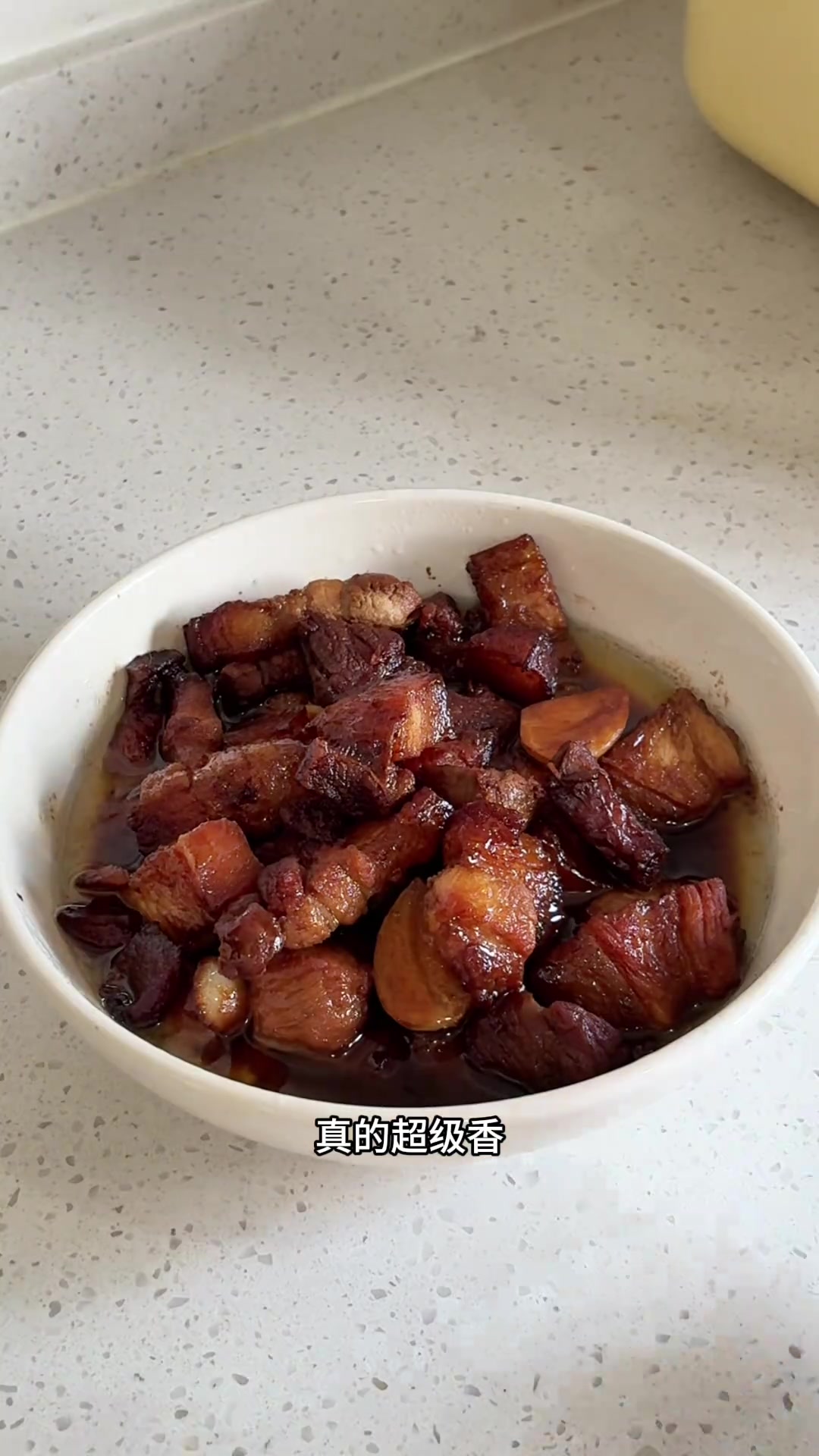 奶奶教我的红烧肉做法,不放一滴水,蒸出来太香了!