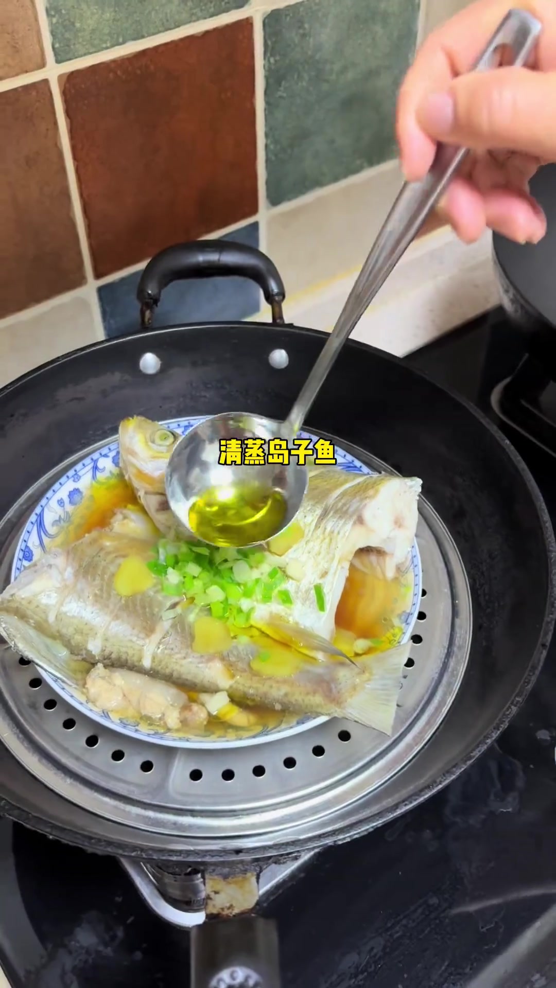 浙江人在东北,来东北一定要尝尝冷水鱼,越往北越鱼好吃今天买到了松花江的岛子鱼和江虾,我儿子