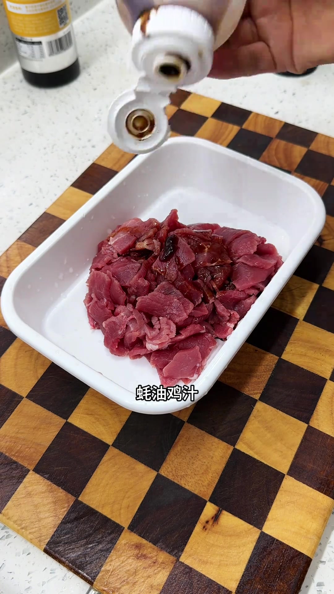 不想让两个孩子挤食堂坚持每天给孩子送午餐便当,今天做了两个孩子喜欢吃的