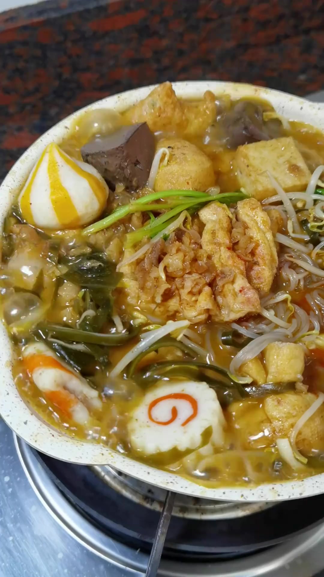自己在家煮了一锅麻辣烫,干净卫生,全都是爱吃的配菜,配一个快乐肥宅水水,有点快乐哦