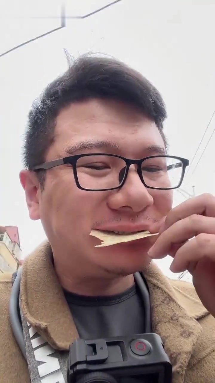 滕州不到5毛一张的菜煎饼,吃起来脆脆微甜,很像小时候路边吃过的一种博饼