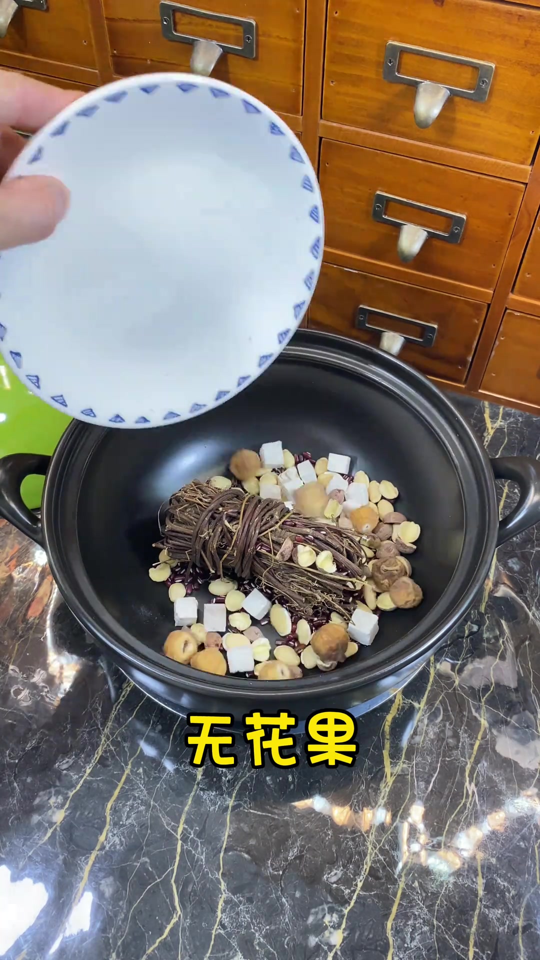 在广东这个炎热的夏天里,怎么可能会少得了鸡骨草煲汤,甘甘凉凉又舒服