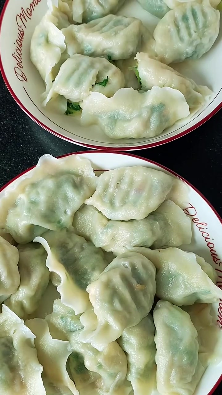 小白菜捏饺子