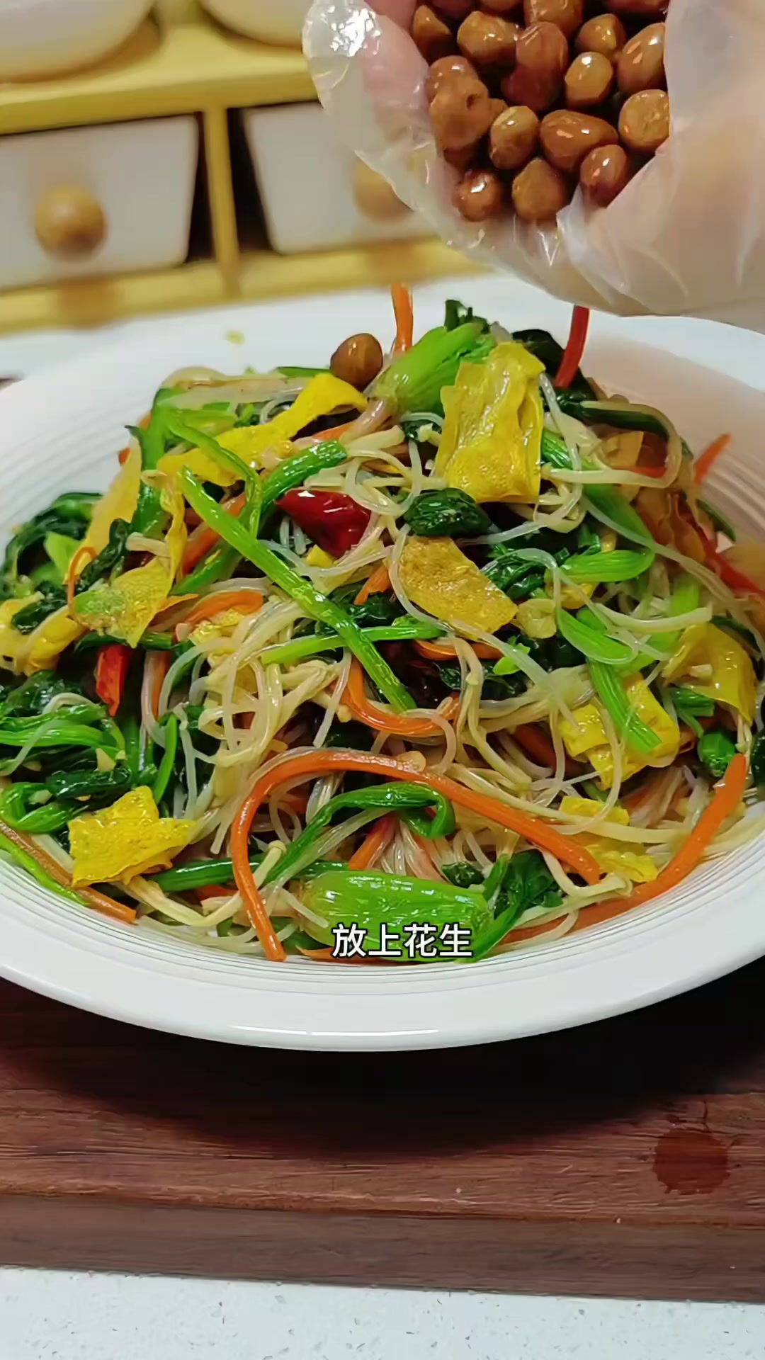 凉拌菠菜春天养肝的季节,一定要多吃菠菜,今天分享三个小方法,做出来不涩嘴很好吃