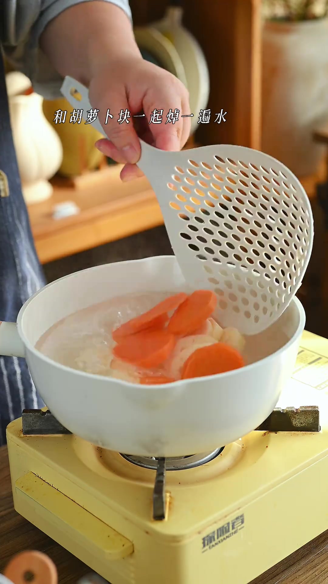 冰箱里还剩下一些冻虾,今天做个莲藕虾饼,既有莲藕的清甜又有虾肉的鲜香,软嫩多汁,宝宝爱吃,