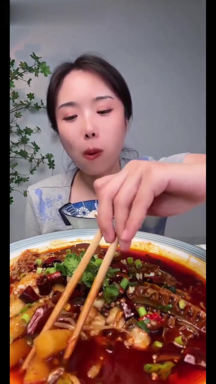 黏糊麻辣烫红油冒菜和麻辣香锅
