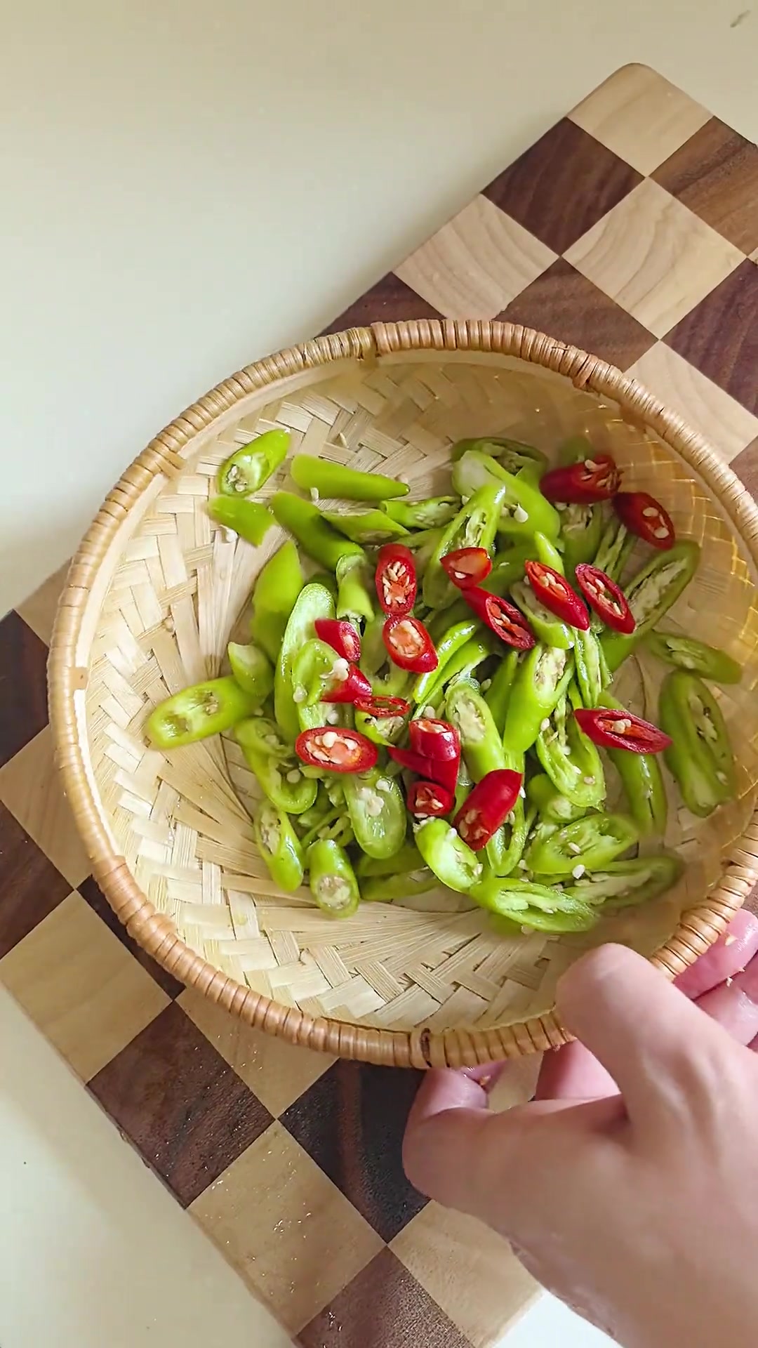 孩子最近开学了,给她做一道我们全家都爱吃的茭白炒肉