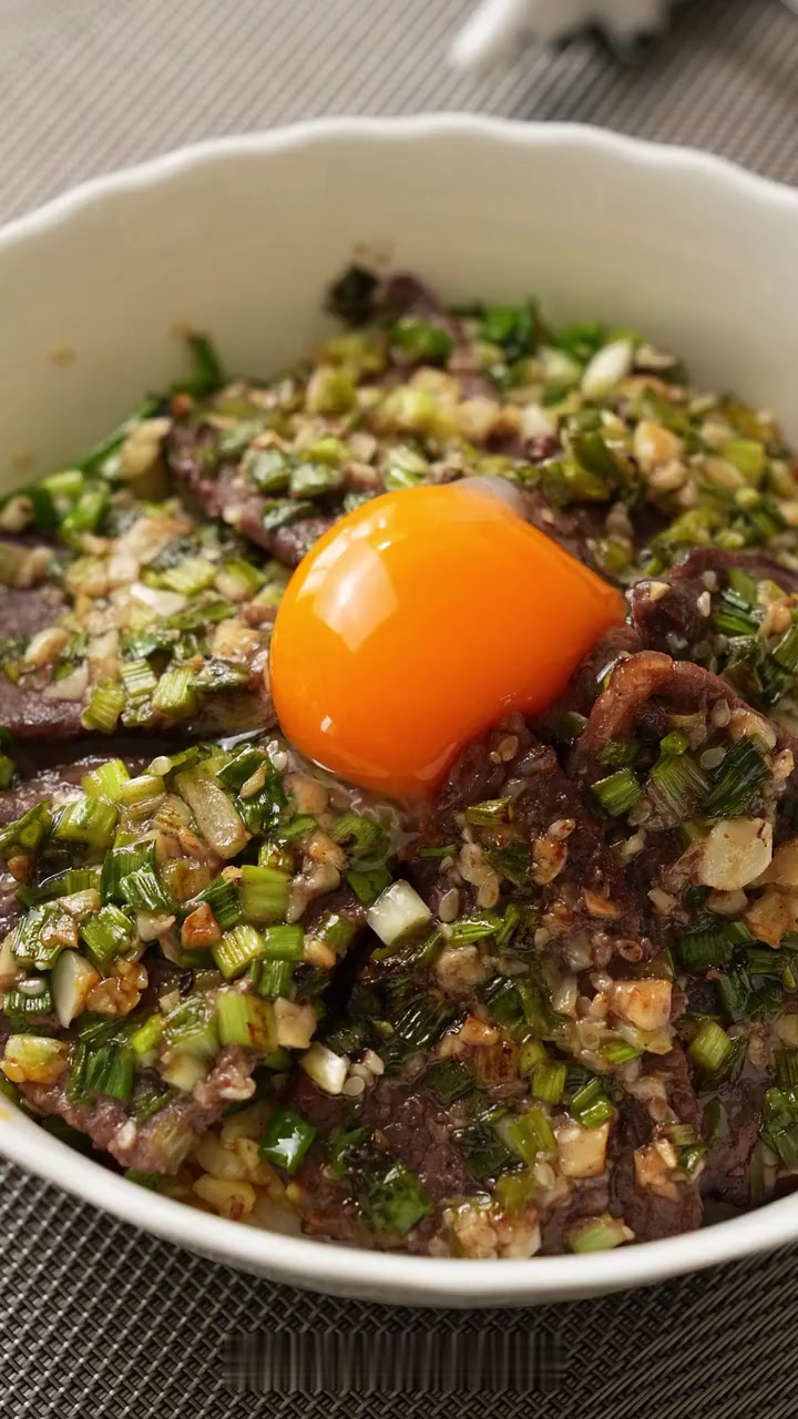 一口下去大满足太诱人了吧——盐葱酱牛肉饭