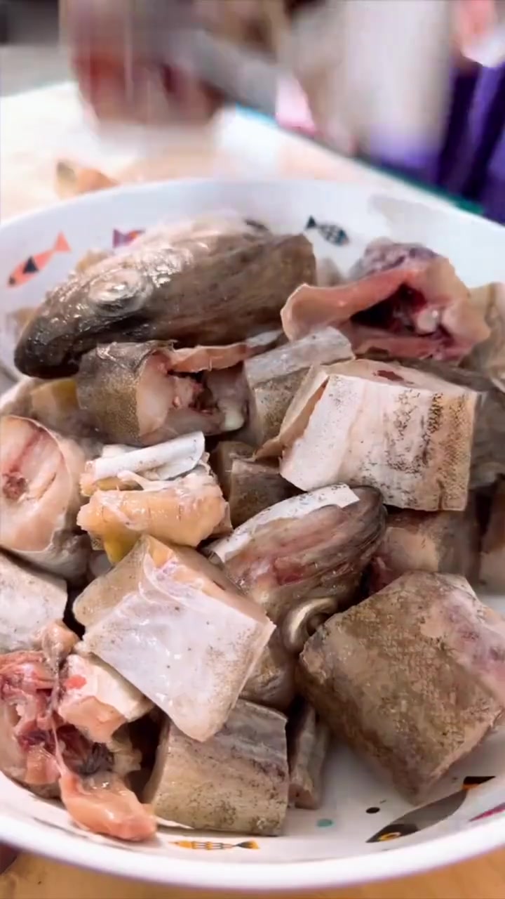 村里来人买鱼做辣炖明太鱼出锅准备吃饭啦