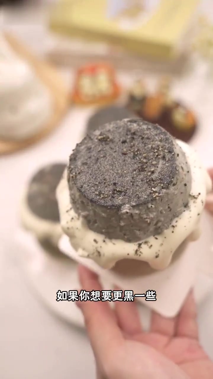 在家复刻drunkbaker大火的黑芝麻豆乳布丁瑞士卷,真的太惊艳了!尤其上面的黑芝麻布丁