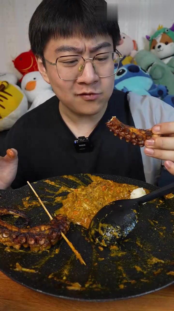 碳烤章鱼足、麻辣龙虾串、脱骨猪蹄与蟹膏蟹黄拌面