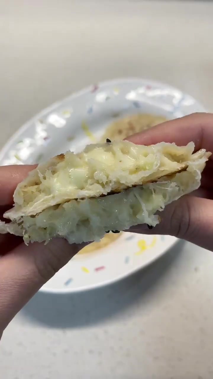 包剩饺子皮不要扔加根香蕉叠一叠解锁懒人拉丝香蕉派