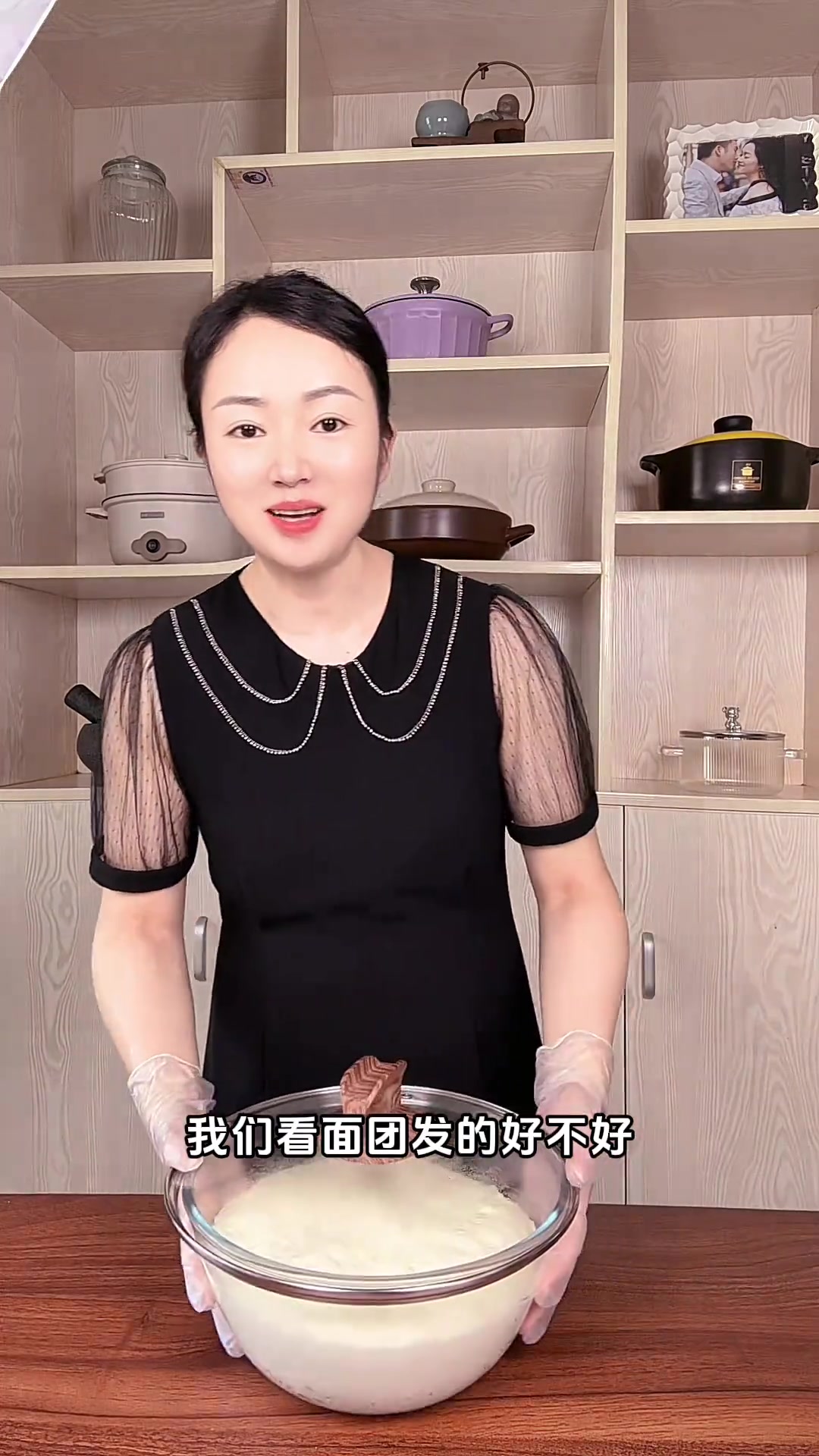 孩子想吃小笼包,你们别去外面买了,自己在家包的肉馅孩子吃着才放心,做法很简单,详细的和面调