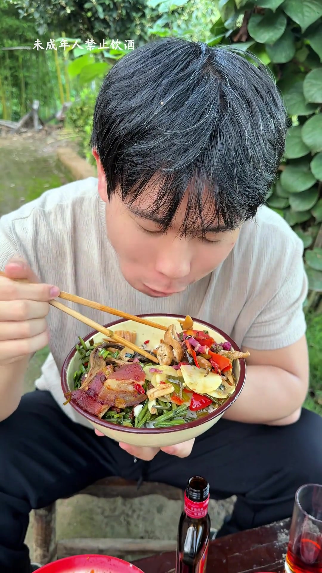 今天我妈做了一大桌子都是我爱吃的菜,太幸福了