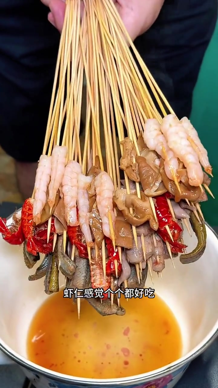 在汉口开明路天桥底下给大家找到一下宝藏小店,夫妻两人一起经营的香香串串,小店不大人气很旺,