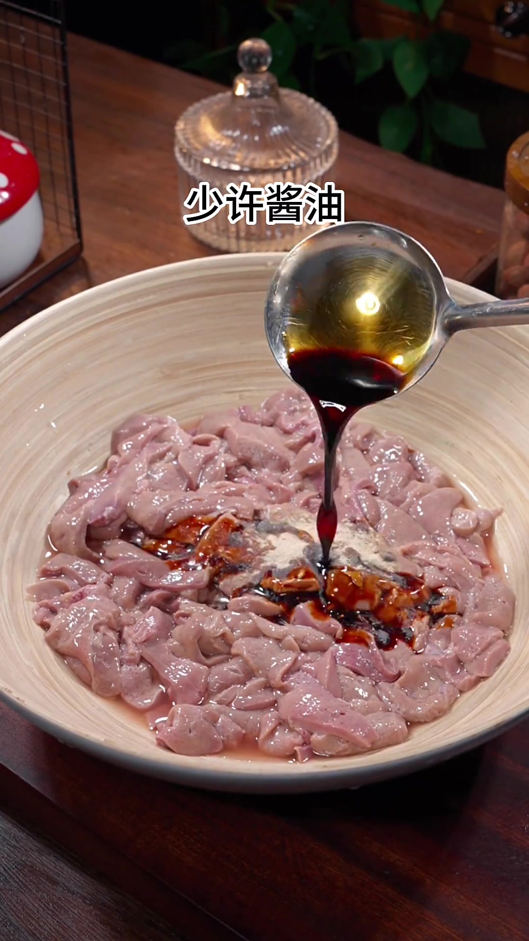 凉拌猪肝:锅里烫一烫,出锅便是美味佳肴
