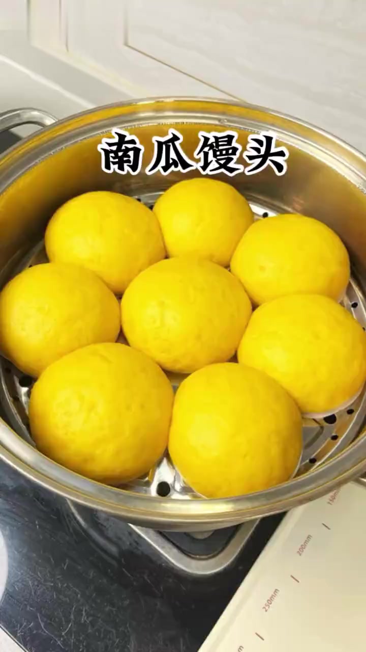 不加一滴水就能做出好吃的南瓜馒头,香甜松软,简单又好吃