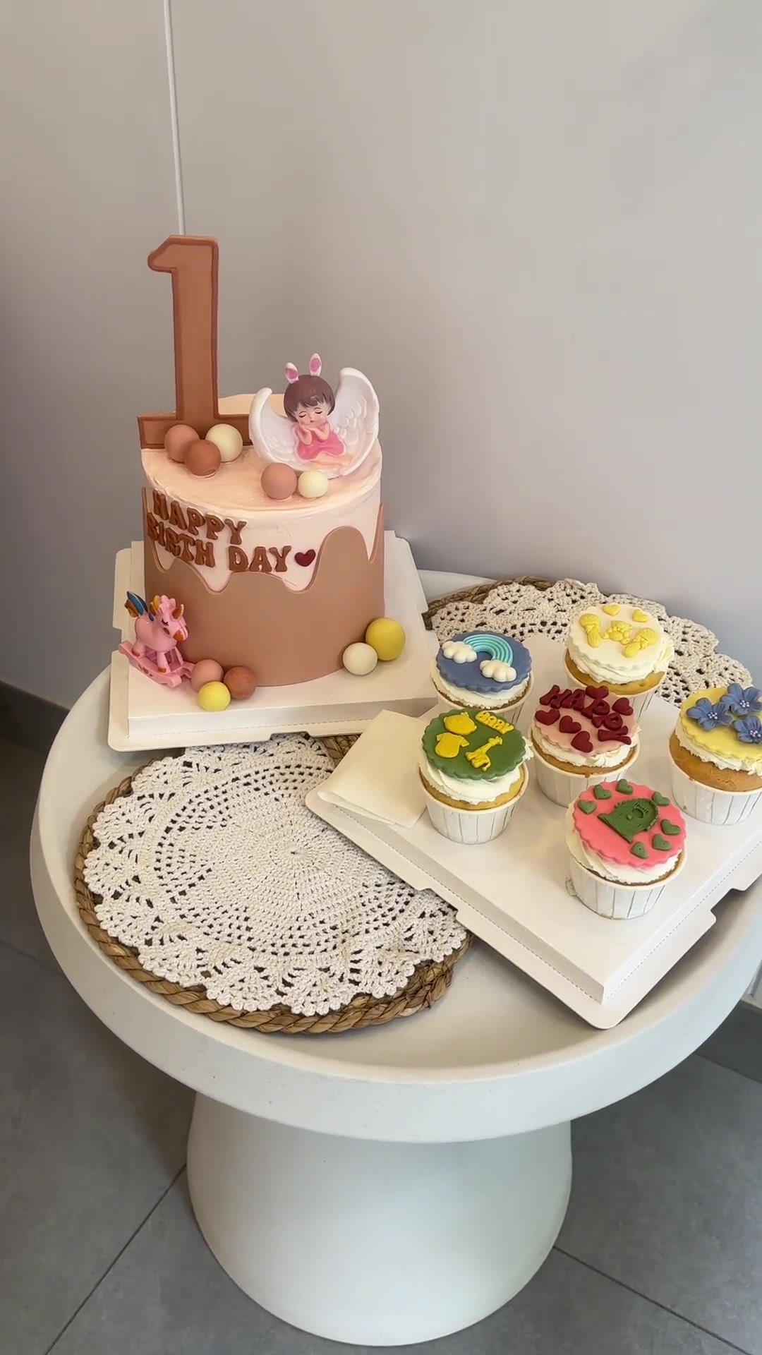 适合可爱的的小女孩的蛋糕和cupcake制作过程