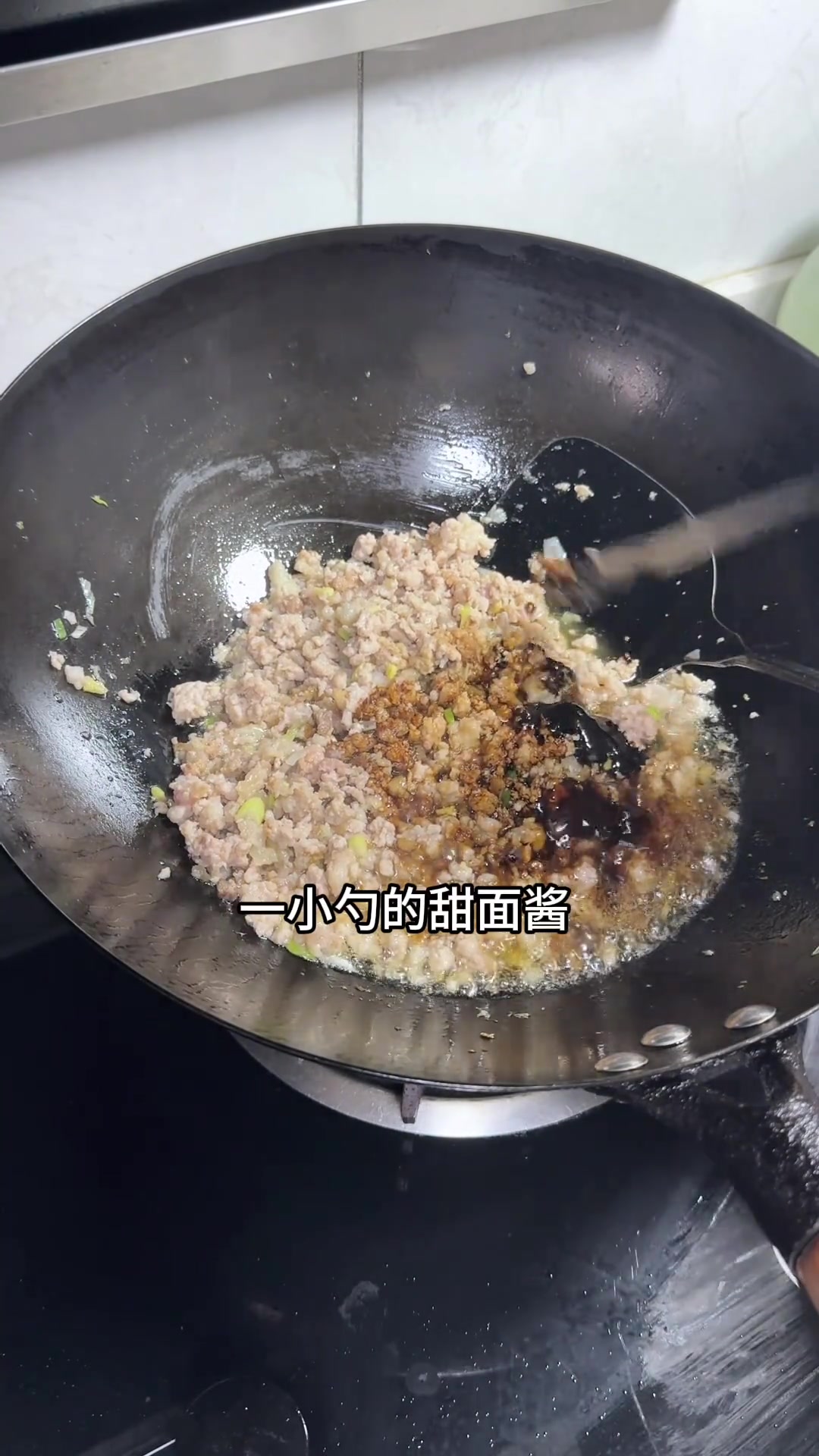 蓬松暄软的酱肉小笼包,可以一次性多做一点冰箱冷冻保存,孩子上学早上起来蒸个10几分钟简单又