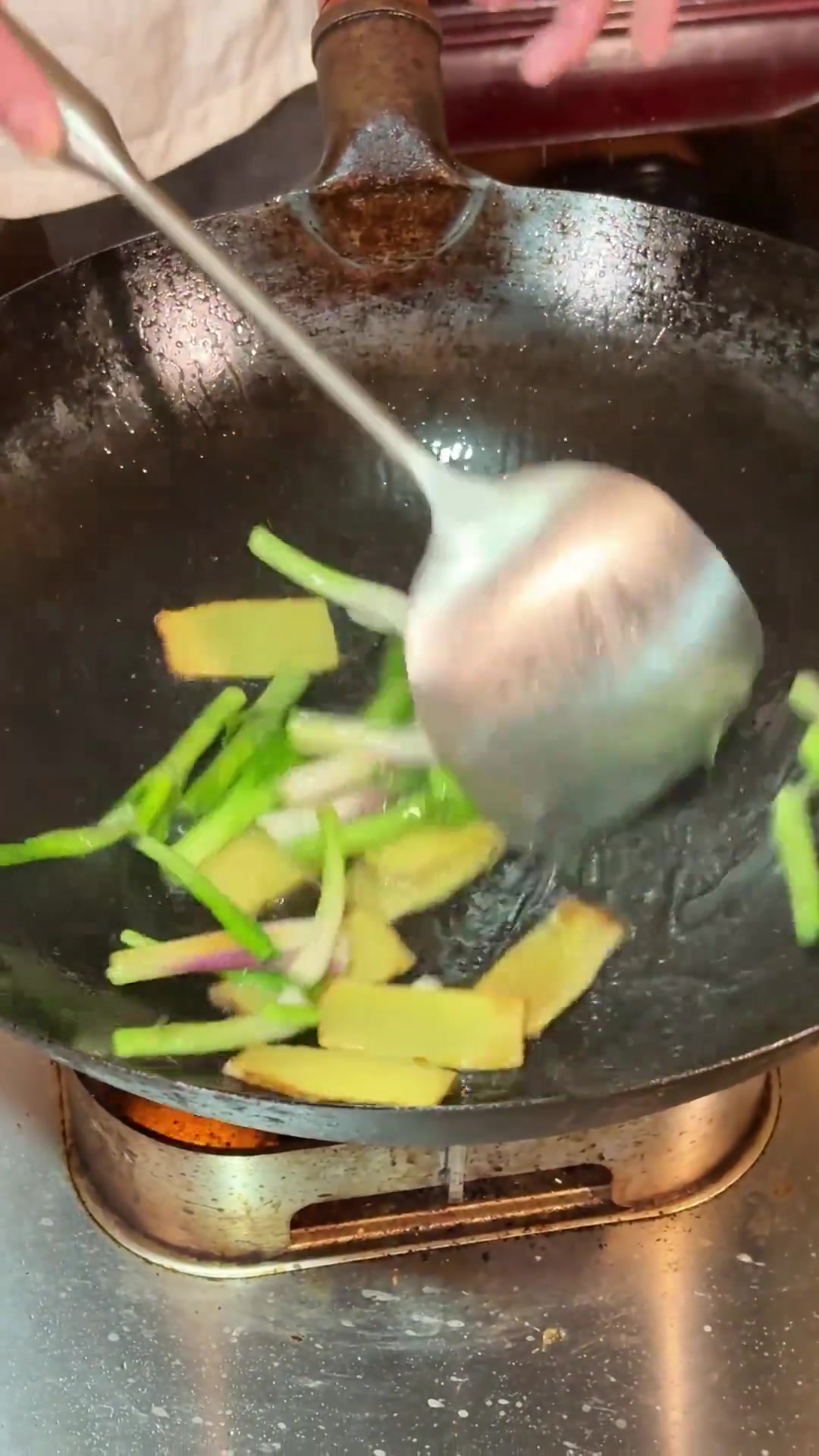 这个经典粤菜姜葱炒花蟹