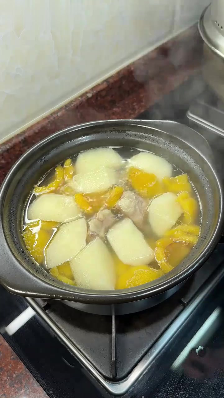 家人非常喜欢的一道汤,雪梨枇杷排骨汤清甜美味