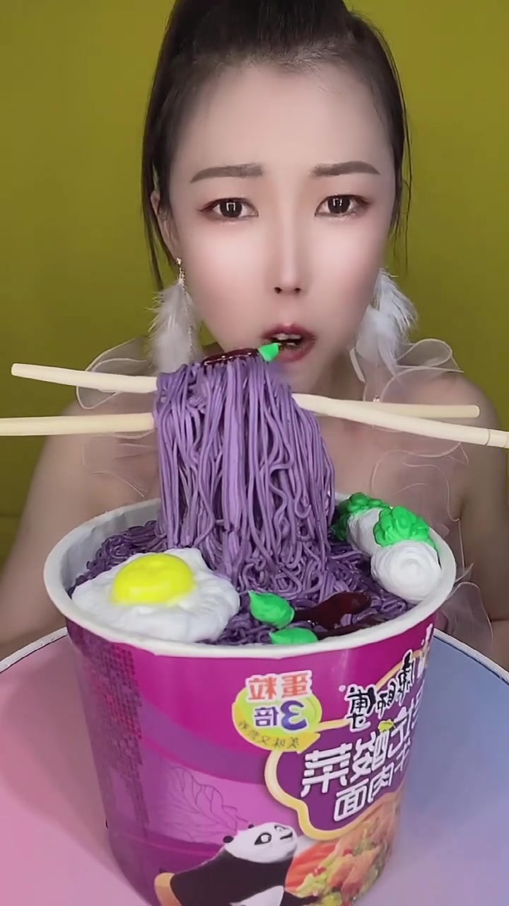 粉色慕斯熔岩慕斯蛋糕来咯吃了甜食会开心