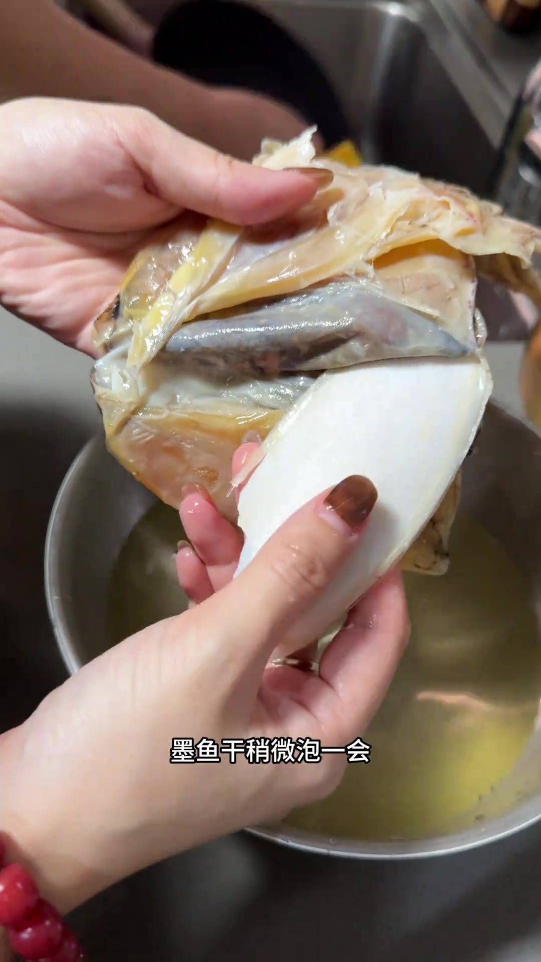 墨鱼干排骨汤～真的是巨好喝呀!太鲜美了……