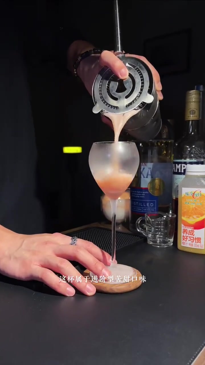 「居家调酒」S.W.I,伏特加小众鸡尾酒,这杯会用到金巴利和蛋清