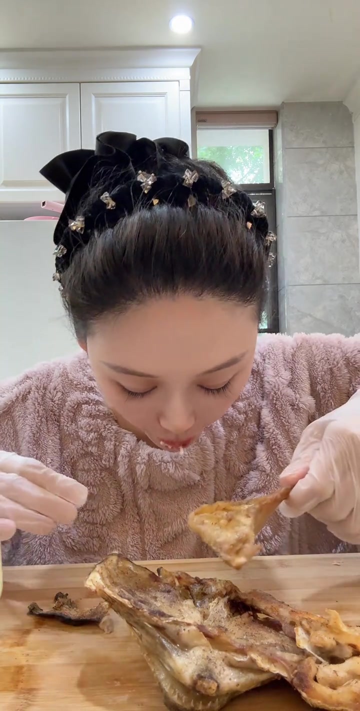 在家炸三文鱼头超爽还喂狗狗吃小肉粥