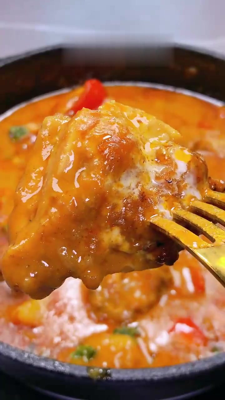 请自备米饭!这汤汁拌饭不得香S啊!泰式椰香咖喱鸡~鸡肉鲜香,汤汁浓郁!