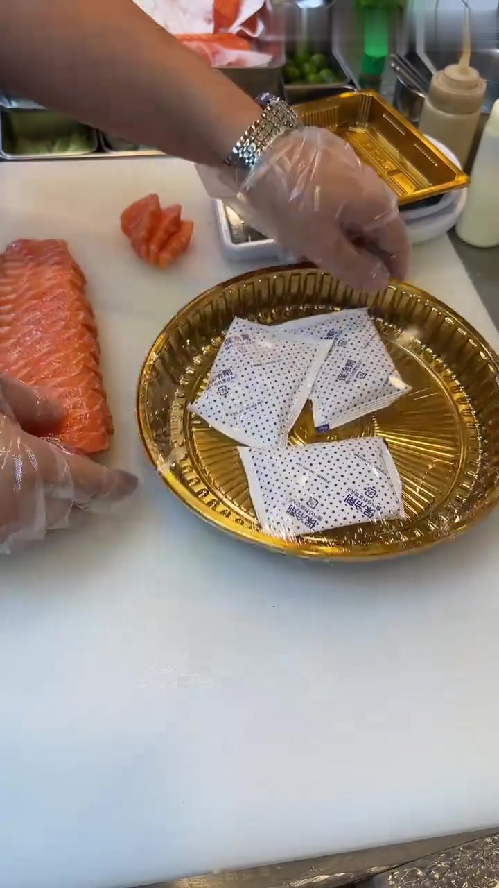 摆盘处理一斤三文鱼